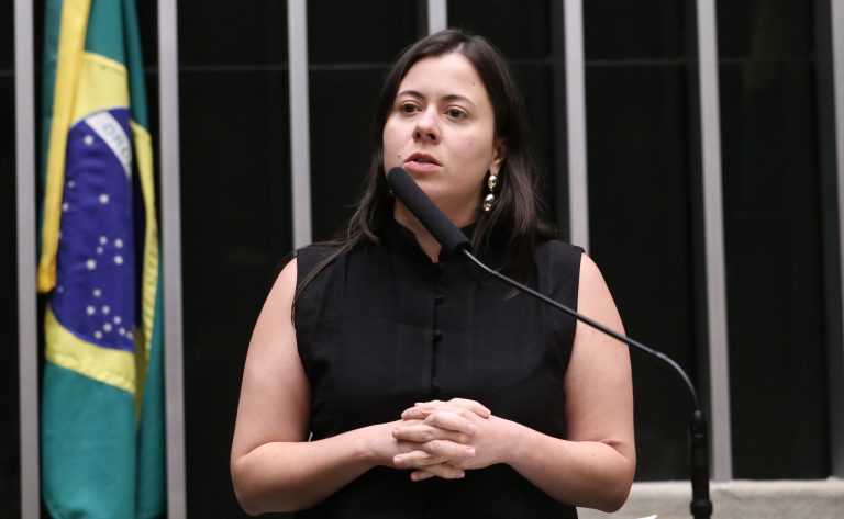 Comissão da Câmara aprova projeto que classifica omissão no pagamento do piso dos professores como improbidade administrativa