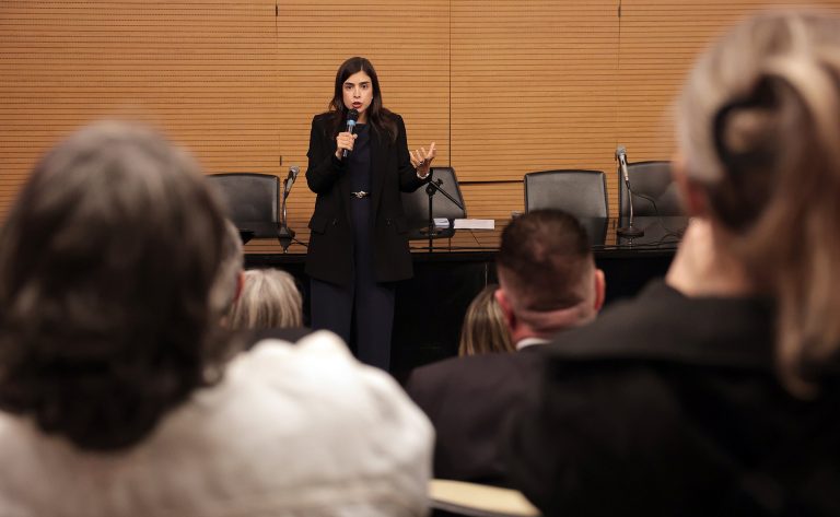 Câmara convoca votação sobre projeto que equipara misoginia ao racismo e inclui punições na internet