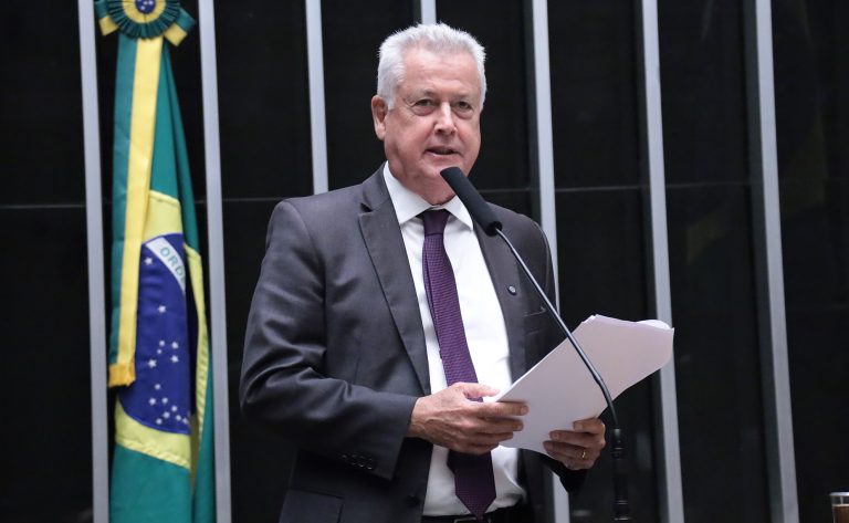 Câmara aprova projeto que amplia proteção à indústria nacional em licitações e prevê exclusividade